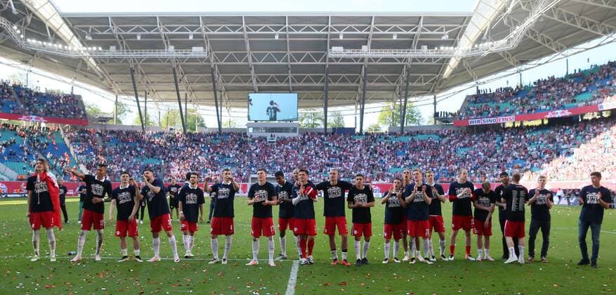 RB Leipzig - Karlsruhe Fußball 2.Bundesliga Leipzig, 08.05.2016, Red Bull Arena, Fussball, 2. Bundesliga, 33.Spieltag. , RB Leipzig vs. Karlsruher SC 2:0 (0:0) , Im Bild: Mannschaft von RB Leipzig. Schlussjubel. , RB Leipzig steht als Aufsteiger in die 1. Bundesliga fest! ,