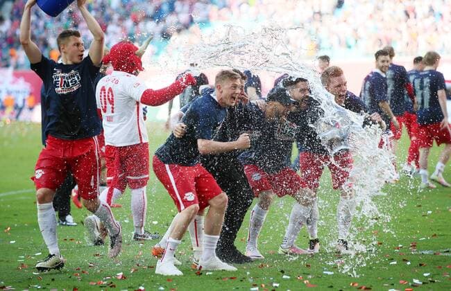 RB Leipzig - Karlsruhe Fußball 2.Bundesliga Leipzig, 08.05.2016, Red Bull Arena, Fussball, 2. Bundesliga, 33.Spieltag. , RB Leipzig vs. Karlsruher SC 2:0 (0:0) , Im Bild: Willi Orban (l.) versorgt seine Mitspieler Georg Teigl, Diego Demme, Terencce Boyd , Anthony Jung und Marcel Halstenberg mit einer kühlen Dusche. , RB Leipzig steht als Aufsteiger in die 1. Bundesliga fest! ,
