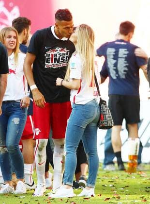 RB Leipzig - Karlsruhe Fußball 2.Bundesliga Leipzig, 08.05.2016, Red Bull Arena, Fussball, 2. Bundesliga, 33.Spieltag. , RB Leipzig vs. Karlsruher SC , Im Bild: Davie Selke bekommt ein Aufsteigerküsschen von Freundin Evelyn. , RB Leipzig jubelt nach dem Sieg und steht als Aufsteiger in die 1. Bundesliga fest! ,