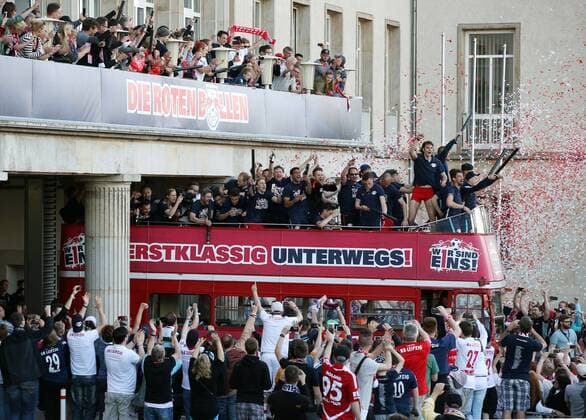 Themen der Woche - SPORT Bilder des Tages - SPORT Mannschaft präsentiert sich im Oldtimerbus, tausende Fans säumen die Straße, RB Leipzig feiert Aufstieg in die erste 1.Bundesliga Freude Emotion jubelnd Jubel Fußball Fussball zweite 2.Bundesliga Saison 2015 2016 08.05.2016 RB Leipzig RBL vs. Karlsruher SC KSC