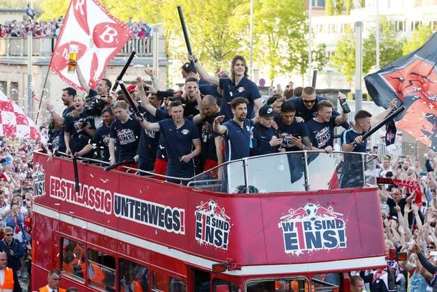 Mannschaft präsentiert sich im Oldtimerbus, tausende Fans säumen die Straße, RB Leipzig feiert Aufstieg in die erste 1.Bundesliga Freude Emotion jubelnd Jubel Fußball Fussball zweite 2.Bundesliga Saison 2015 2016 08.05.2016 RB Leipzig RBL vs. Karlsruher SC KSC