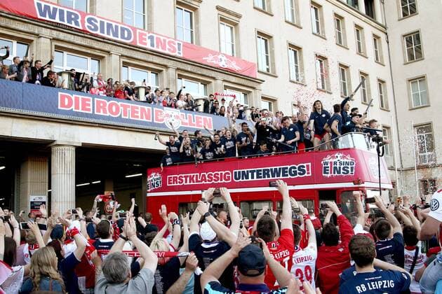 RB Leipzig - Karlsruhe Fußball 2.Bundesliga Leipzig, 08.05.2016, Red Bull Arena, Fussball, 2. Bundesliga, 33.Spieltag. , RB Leipzig vs. Karlsruher SC , Im Bild: Im offenen Doppelstockbus fährt die Mannschaft durch die Fans und feiert den Aufstieg. , RB Leipzig jubelt nach dem Sieg und steht als Aufsteiger in die 1. Bundesliga fest! ,