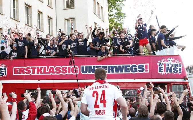 RB Leipzig - Karlsruhe Fußball 2.Bundesliga Leipzig, 08.05.2016, Red Bull Arena, Fussball, 2. Bundesliga, 33.Spieltag. , RB Leipzig vs. Karlsruher SC , Im Bild: Im offenen Doppelstockbus fährt die Mannschaft durch die Fans und feiert den Aufstieg. , RB Leipzig jubelt nach dem Sieg und steht als Aufsteiger in die 1. Bundesliga fest! ,
