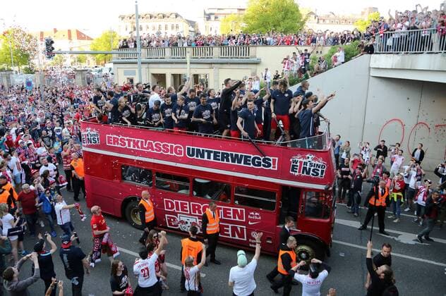 Mannschaft präsentiert sich im Oldtimerbus, tausende Fans säumen die Straße, RB Leipzig feiert Aufstieg in die erste 1.Bundesliga Freude Emotion jubelnd Jubel Fußball Fussball zweite 2.Bundesliga Saison 2015 2016 08.05.2016 RB Leipzig RBL vs. Karlsruher SC KSC
