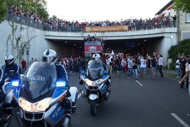 08.05.2016, xkvx, Fussball 2.Bundesliga, RB Leipzig - Karlsruher SC, emspor, v.l. Spieler von RB Leipzig feiern den Auftsieg jubeln nach de Spielende freuen sich steigen auf feiern mit den Fans Leipzig