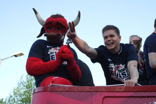 08.05.2016, xkvx, Fussball 2.Bundesliga, RB Leipzig - Karlsruher SC, emspor, v.l. Spieler von RB Leipzig feiern den Auftsieg jubeln nach de Spielende freuen sich steigen auf feiern mit den Fans Masakottchen Bulli und Dominik Kaiser (RB Leipzig) Leipzig