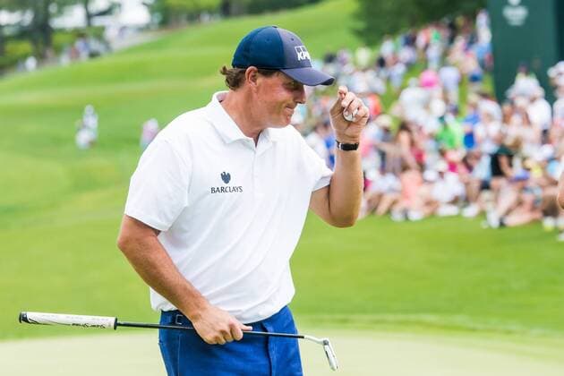 Golf, Wells Fargo Pro-Am Phil Mickelson tips his hat to the crowd as he walks off the 18th green during the Wells Fargo Championship on Sunday, May 8, 2016 at Quail Hallow Country Club in Charlotte, NC. David Grooms CSM PGA Golf Herren 2016: Wells Fargo Championship MAR 8 - ZUMAc04_