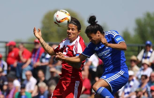 08.05.2016 xcex Deutschland, Willstätt, Fussball, Frauenfussball Allianz Frauen-Bundesliga Saison 2015 2016 SC Sand gegen 1. FFC Frankfurt Im Kopfballduell: Dzsenifer Marozsan (Frankfurt) gegen Chioma Igwe (Sand)