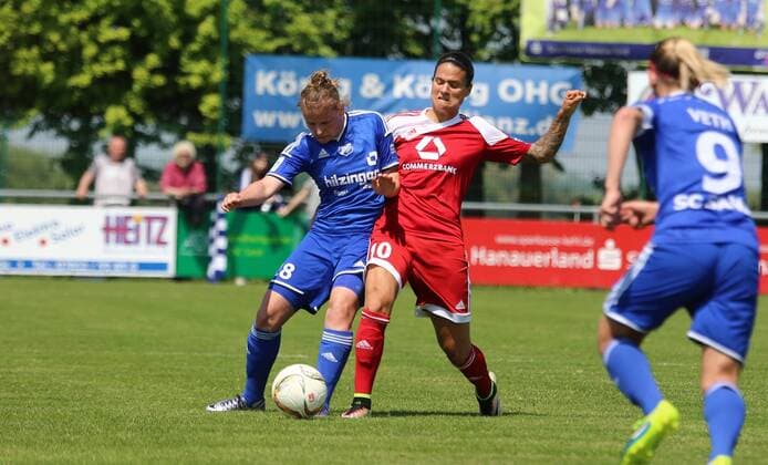 08.05.2016 xcex Deutschland, Willstätt, Fussball, Frauenfussball Allianz Frauen-Bundesliga Saison 2015 2016 SC Sand gegen 1. FFC Frankfurt D. Skorvankova (Sand) gegen Dzsenifer Marozsan (Frankfurt)
