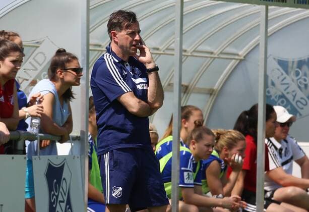 08.05.2016 xcex Deutschland, Willstätt, Fussball, Frauenfussball Allianz Frauen-Bundesliga Saison 2015 2016 SC Sand gegen 1. FFC Frankfurt Trainer Alex Fischinger (Sand) an der Seitenlinie