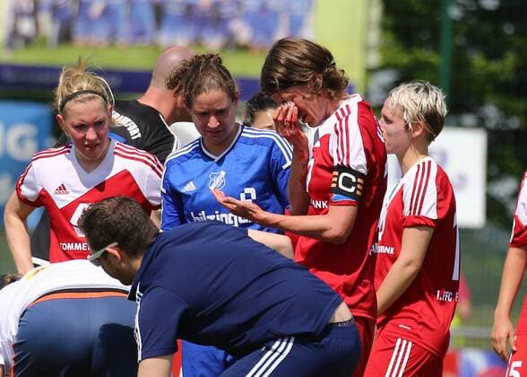 08.05.2016 xcex Deutschland, Willstätt, Fussball, Frauenfussball Allianz Frauen-Bundesliga Saison 2015 2016 SC Sand gegen 1. FFC Frankfurt Kerstin Garefrekes (Frankfurt) muss behandelt werden, zieht sich einen doppelten Nasenbeinbruch zu