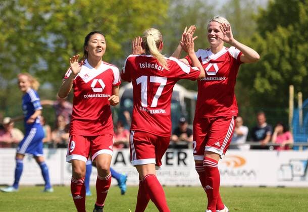 08.05.2016 xcex Deutschland, Willstätt, Fussball, Frauenfussball Allianz Frauen-Bundesliga Saison 2015 2016 SC Sand gegen 1. FFC Frankfurt Torjubel FFC Frankfurt, Yuki Ogimi, Mandy Islacker, Sophie Schmidt (Frankfurt), Jubel, Freude, Emotionen