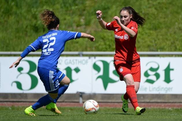 v.li.: Deborah Vinci (TSV Schott Mainz, 22) Ivana Slipcevic (FC Bayern München II, 19) im Zweikampf, Duell, duel, tackle, Dynamik, Action, Aktion , Fussball, 2. Frauen-Bundesliga Süd, FC Bayern München II - TSV Schott Mainz, xslx