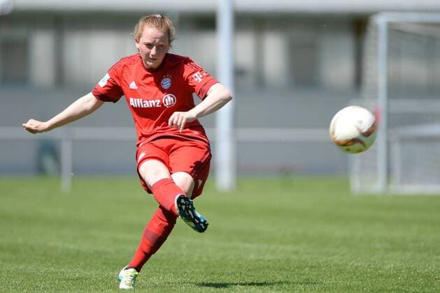 v.li.: Jenny Gaugigl (FC Bayern München II, 22) Freisteller, Einzelbild, Aktion, Action , Fussball, 2. Frauen-Bundesliga Süd, FC Bayern München II - TSV Schott Mainz, xslx