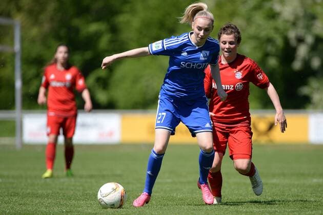 v.li.: Chiara Loos (TSV Schott Mainz, 27) Anja Pfluger (FC Bayern München II, 10) im Zweikampf, Duell, duel, tackle, Dynamik, Action, Aktion , Fussball, 2. Frauen-Bundesliga Süd, FC Bayern München II - TSV Schott Mainz, xslx
