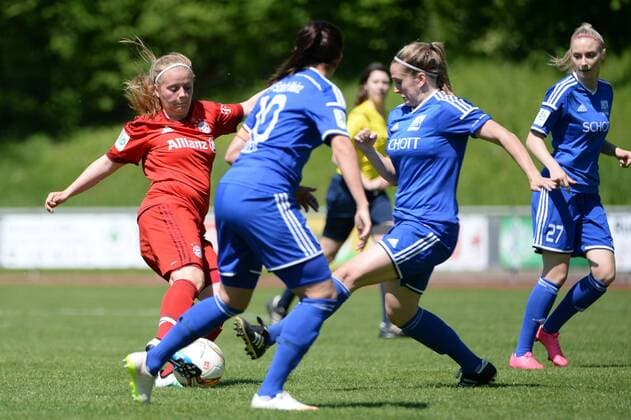 v.li.: Ricarda Walkling (FC Bayern München II, 23) setzt sich gegen Deniz Nadia Özer (Oezer, TSV Schott Mainz, 10) und Judith Bast (TSV Schott Mainz, 4) durch , Fussball, 2. Frauen-Bundesliga Süd, FC Bayern München II - TSV Schott Mainz, xslx