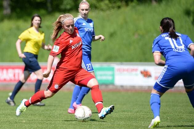 v.li.: Ricarda Walkling (FC Bayern München II, 23) mit Torschuss, Fussball, 2. Frauen-Bundesliga Süd, FC Bayern München II - TSV Schott Mainz, xslx