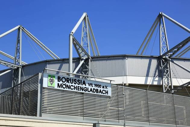 Fussball, Anzeigetafel mit der Aufschrift und Logo VfL Borussia Moenchengladbach am Stadion Borussia-Park in Moenchengladbach, Niederrhein, Nordrhein-Westfalen Fussball, Bundesliga, 2015 2016, Stadion Borussia-Park, Schild, Hinweistafel, Schriftzug und Vereinslogo VfL Borussia Moenchengladbach, sports, football, Bundesliga, 2015 2016, Stadium Borussia Park, signboard, information panel, lettering and club badge VfL Borussia Moenchengladbach