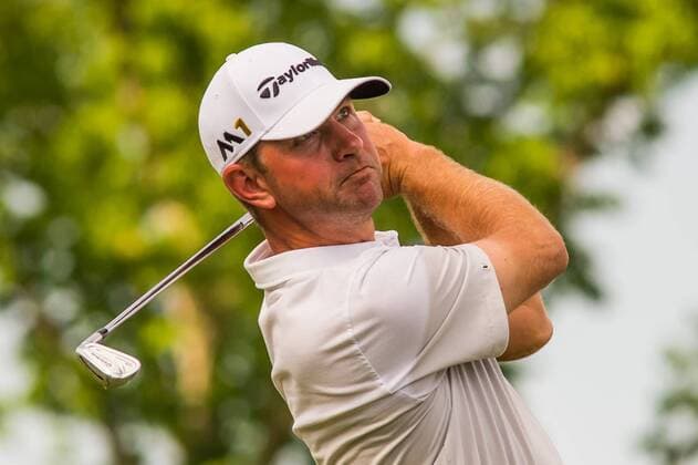 Lucas Glover watches his tee shot on the par 3 17th hole during the Wells Fargo Championship on Sunday, May 8, 2016 at Quail Hallow Country Club in Charlotte, NC. David Grooms CSM PGA Golf Herren 2016: Wells Fargo Championship MAR 8 - ZUMAc04_