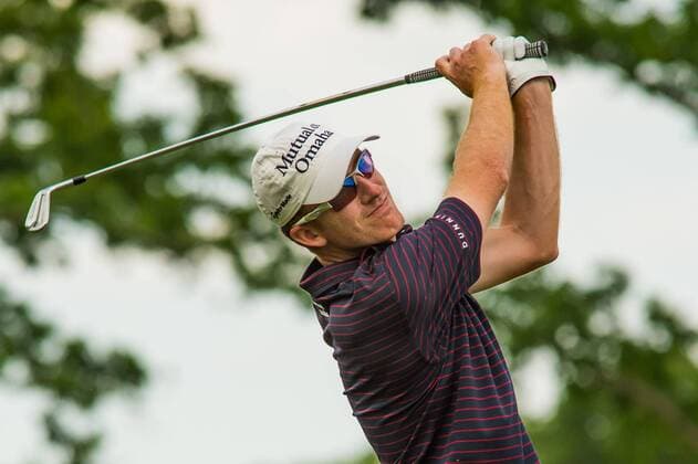 Roberto Castro watches his tee shot on the par 3 17th hole during the Wells Fargo Championship on Sunday, May 8, 2016 at Quail Hallow Country Club in Charlotte, NC. David Grooms CSM PGA Golf Herren 2016: Wells Fargo Championship MAR 8 - ZUMAc04_