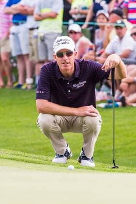 Roberto Castro reads the line for his birdie putt on the 18th green during the Wells Fargo Championship on Sunday, May 8, 2016 at Quail Hallow Country Club in Charlotte, NC. David Grooms CSM PGA Golf Herren 2016: Wells Fargo Championship MAR 8 - ZUMAc04_