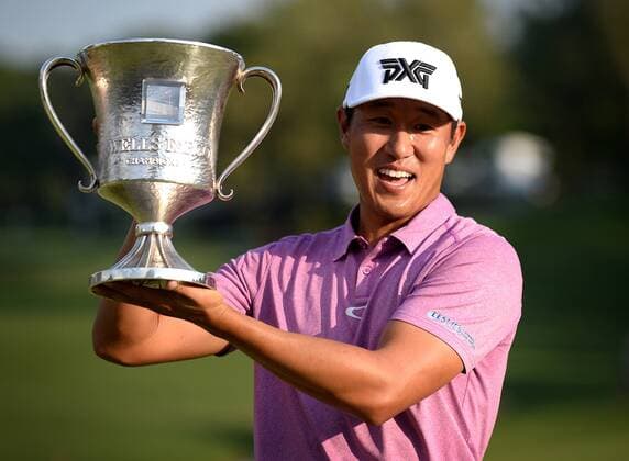 Themen der Woche - SPORT May 8, 2016 - Charlotte, NC, USA - James Hahn hoists the Wells Fargo Championship trophy after defeating Roberto Castro in the Wells Fargo Championship on Sunday, May 8, 2016, at Quail Hollow Club in Charlotte, N.C. Wells Fargo Championship - ZUMAm67_