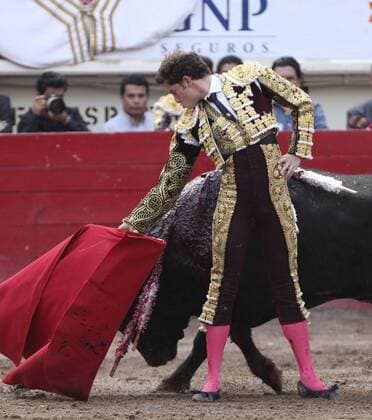 Mexican bullfighter Arturo Saldivar fights his first bull 502kg Lobo during the San Marcos National Fair held in Aguascalientes, Mexico, on 08 May 2016. SAN MARCOS NATIONAL FAIR !ACHTUNG: NUR REDAKTIONELLE NUTZUNG!  20160509-635983761417575880