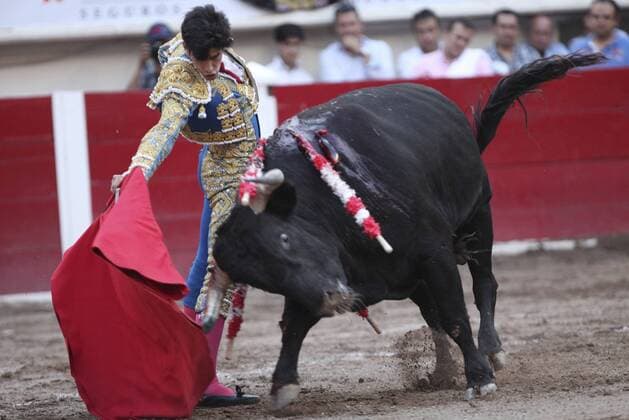 Spanish bullfighter Lopez Simon fights his first bull 518kg Don Chon during the San Marcos National Fair held in Aguascalientes, Mexico, on 08 May 2016. SAN MARCOS NATIONAL FAIR !ACHTUNG: NUR REDAKTIONELLE NUTZUNG!  20160509-635983763407355880