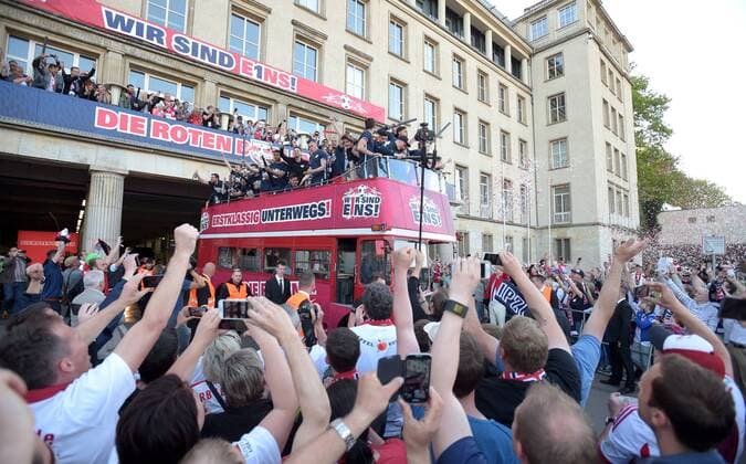 Die Leipziger Mannschaft verlaesst das Stadion in einem Doppeldecker-Bus - Jubel bei den Leipzigern. Mit dem Sieg machen sie ihren Aufstieg in die 1. Liga perfekt. RasenBallsport Leipzig (RB) vs Karlsruher SC (KSC), Fussball, 2.Liga, 08.05.2016 , Leipzig Copyright: Modla Eibner-Pressefoto ep_cma