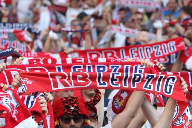 08.05.2016, xkvx, Fussball 2.Bundesliga, RB Leipzig - Karlsruher SC, emspor, v.l. Fans des RB Leipzig feiern den Auftsieg jubeln nach de Spielende freuen sich steigen auf Leipzig
