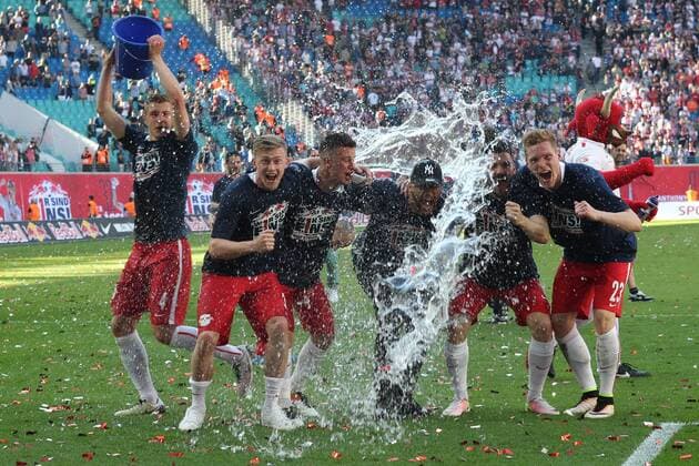 08.05.2016, xkvx, Fussball 2.Bundesliga, RB Leipzig - Karlsruher SC, emspor, v.l. Wasserdusche von Willi Orban (RB Leipzig) fuer seine Mitspieler, feiern den Auftsieg jubeln nach de Spielende freuen sich steigen auf Leipzig