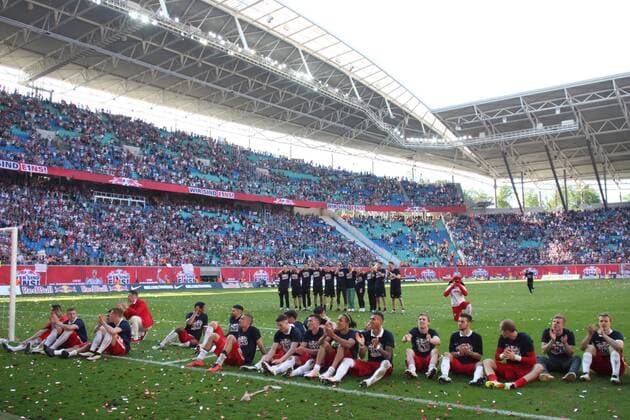 08.05.2016, xkvx, Fussball 2.Bundesliga, RB Leipzig - Karlsruher SC, emspor, v.l. Spieler von RB Leipzig feiern den Auftsieg jubeln nach de Spielende freuen sich steigen auf Leipzig