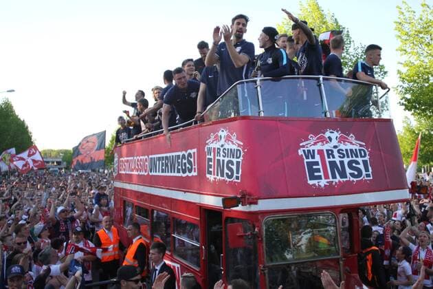 08.05.2016, xkvx, Fussball 2.Bundesliga, RB Leipzig - Karlsruher SC, emspor, v.l. Spieler von RB Leipzig feiern den Auftsieg jubeln nach de Spielende freuen sich steigen auf feiern mit den Fans Leipzig
