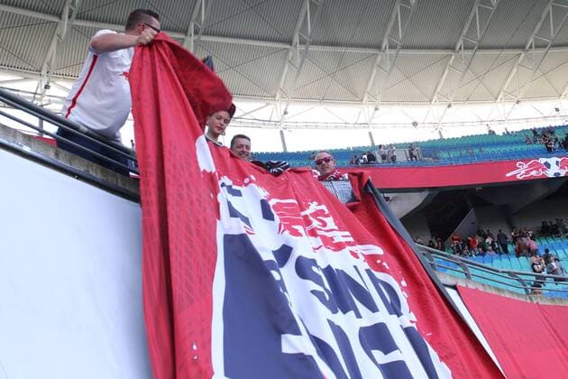 08.05.2016, xkvx, Fussball 2.Bundesliga, RB Leipzig - Karlsruher SC, emspor, v.l. Fans nehmen als Andenken an den Austieg dein Aufstiegsbanner mit demontieren ein Banner Leipzig