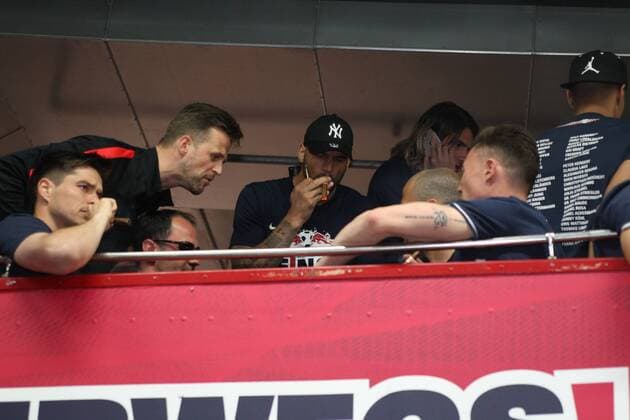 08.05.2016, xkvx, Fussball 2.Bundesliga, RB Leipzig - Karlsruher SC, emspor, v.l. Spieler von RB Leipzig feiern den Auftsieg jubeln nach de Spielende freuen sich steigen auf Aufsteigerbus Feierbus Terrence Boyd (RB Leipzig) mit einer Zigarre Leipzig