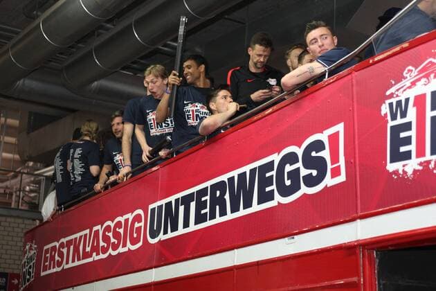 08.05.2016, xkvx, Fussball 2.Bundesliga, RB Leipzig - Karlsruher SC, emspor, v.l. Spieler von RB Leipzig feiern den Auftsieg jubeln nach de Spielende freuen sich steigen auf Aufsteigerbus Feierbus Zigarre Leipzig