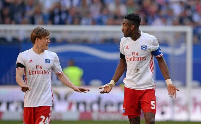 v.l.: Gotoku SAKAI (HH), Johan DJOUROU (HH), Geste, Gestik, frustriert, Frust, Enttaeuschung, enttaeuscht, Niedergeschlagen, Niederlage, Fussball 1. Bundesliga, 33. Spieltag, Hamburger SV (HH) - VfL Wolfsburg (WOB) 0:1, am 07.05.2016 in Hamburg Deutschland. Â
