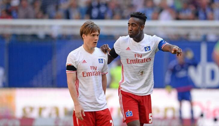v.l.: Gotoku SAKAI (HH), Johan DJOUROU (HH), Geste, Gestik, Fussball 1. Bundesliga, 33. Spieltag, Hamburger SV (HH) - VfL Wolfsburg (WOB) 0:1, am 07.05.2016 in Hamburg Deutschland. Â