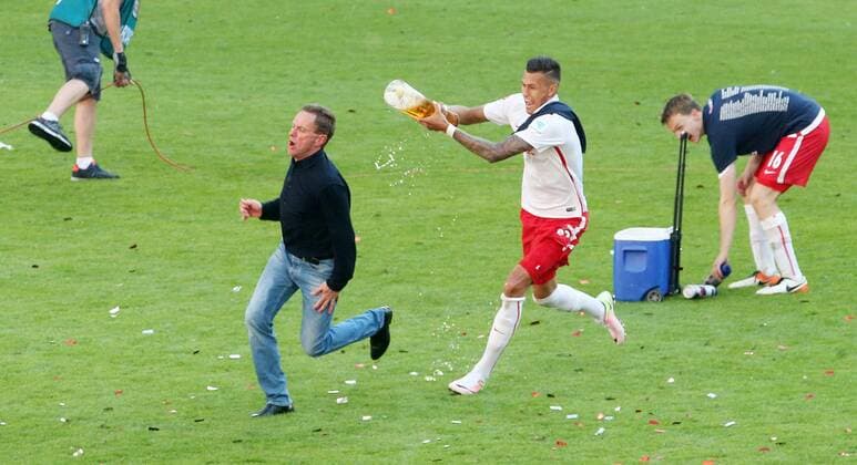 Leipzig, 08.05.2016, Red Bull Arena, Fussball, 2.Bundesliga, 33.Spieltag , Rasenballsport Leipzig vs. Karlsruher SC 2:0 (0:0) , Mit dem Heimsieg gegen Karlsruhe konnten die Leipziger den Aufstieg in die 1.Bundesliga perfekt machen. , Im Bild: Leipzigs Trainer Ralf Rangnick verletzte sich bei der Bierdusche von Davie Selke und Stefan Ilsanker. ,
