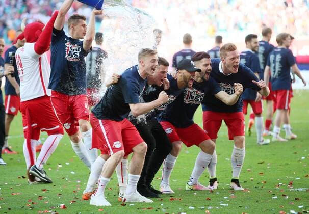 RB Leipzig - Karlsruhe Fußball 2.Bundesliga Leipzig, 08.05.2016, Red Bull Arena, Fussball, 2. Bundesliga, 33.Spieltag. , RB Leipzig vs. Karlsruher SC 2:0 (0:0) , Im Bild: Willi Orban (l.) versorgt seine Mitspieler Georg Teigl, Diego Demme, Terencce Boyd , Anthony Jung und Marcel Halstenberg (v.l.) mit einer kühlen Dusche. , RB Leipzig steht als Aufsteiger in die 1. Bundesliga fest! ,