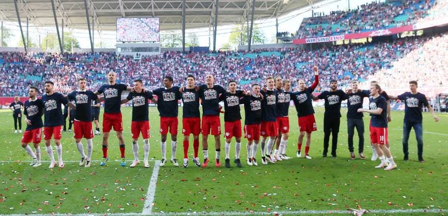 RB Leipzig - Karlsruhe Fußball 2.Bundesliga Leipzig, 08.05.2016, Red Bull Arena, Fussball, 2. Bundesliga, 33.Spieltag. , RB Leipzig vs. Karlsruher SC 2:0 (0:0) , Im Bild: Mannschaft von RB Leipzig, Schlussjubel. , RB Leipzig steht als Aufsteiger in die 1. Bundesliga fest! ,