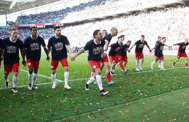 Leipzig, 08.05.2016, Red Bull Arena, Fussball, 2. Bundesliga, 33.Spieltag. , RB Leipzig vs. Karlsruher SC 2:0 (0:0). , Im Bild: Die Mannschaft von RB Leipzig jubelt nach dem Sieg und steht als Aufsteiger in die 1. Bundesliga fest! ,