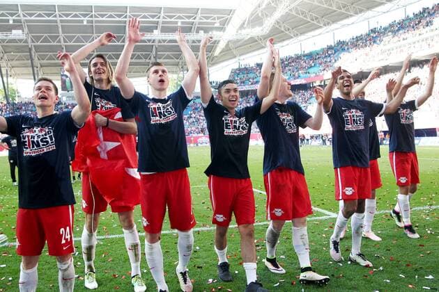 Leipzig, 08.05.2016, Red Bull Arena, Fussball, 2. Bundesliga, 33.Spieltag. , RB Leipzig vs. Karlsruher SC 2:0 (0:0). , Im Bild v.l.: Dominik Kaiser, Atinc Nukan, Willi Orban, Patrick Strauß, Marcel Halstenberg, Marvin Compper und Rani Khedira. , Die Mannschaft von RB Leipzig jubelt nach dem Sieg und steht als Aufsteiger in die 1. Bundesliga fest! ,