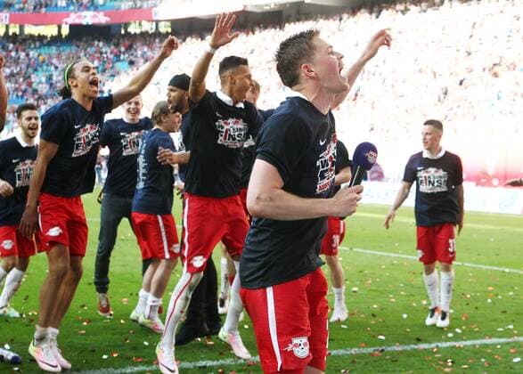 Leipzig, 08.05.2016, Red Bull Arena, Fussball, 2. Bundesliga, 33.Spieltag. , RB Leipzig vs. Karlsruher SC 2:0 (0:0). , Im Bild: Dominik Kaiser vor Yussuf Poulsen und Davie Selke. , RB Leipzig jubelt nach dem Sieg und steht als Aufsteiger in die 1. Bundesliga fest! ,