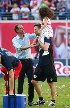 Leipzig, 08.05.2016, Red Bull Arena, Fussball, 2. Bundesliga, 33.Spieltag. , RB Leipzig vs. Karlsruher SC 2:0 (0:0). , Im Bild: RB Leipzig Präsident Oliver Mintzlaff mit Physiotherapeut Alexander Sekora mit Kind auf der Schulter. , RB Leipzig jubelt nach dem Sieg und steht als Aufsteiger in die 1. Bundesliga fest! ,