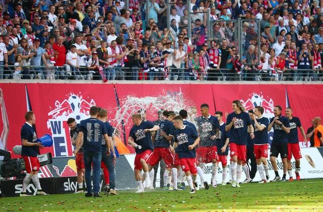 Leipzig, 08.05.2016, Red Bull Arena, Fussball, 2. Bundesliga, 33.Spieltag. , RB Leipzig vs. Karlsruher SC 2:0 (0:0). , Im Bild: RB Leipzig jubelt nach dem Sieg und steht als Aufsteiger in die 1. Bundesliga fest! ,