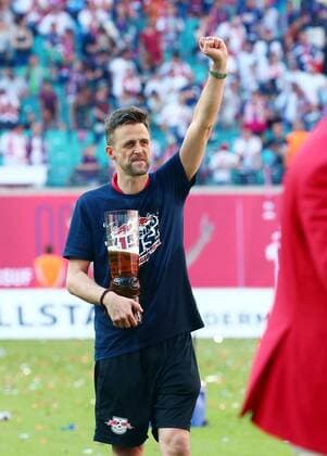 Leipzig, 08.05.2016, Red Bull Arena, Fussball, 2. Bundesliga, 33.Spieltag. , RB Leipzig vs. Karlsruher SC , Im Bild: RB - Physiotherapeut Alexander Sekora jubelt mit Bier. , RB Leipzig jubelt nach dem Sieg und steht als Aufsteiger in die 1. Bundesliga fest! ,