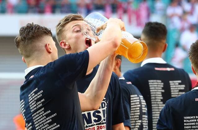 Leipzig, 08.05.2016, Red Bull Arena, Fussball, 2. Bundesliga, 33.Spieltag. , RB Leipzig vs. Karlsruher SC 2:0 (0:0). , Im Bild: Marcel Sabitzer schüttet Georg Teigl ein Bier in den Mund. , RB Leipzig jubelt nach dem Sieg und steht als Aufsteiger in die 1. Bundesliga fest! ,