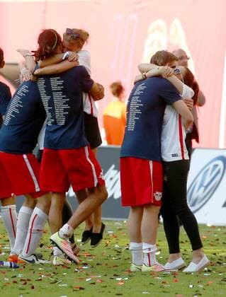 Leipzig, 08.05.2016, Red Bull Arena, Fussball, 2. Bundesliga, 33.Spieltag. , RB Leipzig vs. Karlsruher SC 2:0 (0:0). , Im Bild: Yussuf Poulsen mit Freundin (li) und Emil Forsberg mit Freundin. , RB Leipzig jubelt nach dem Sieg und steht als Aufsteiger in die 1. Bundesliga fest! ,