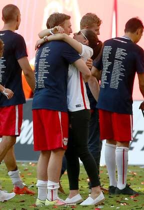 Leipzig, 08.05.2016, Red Bull Arena, Fussball, 2. Bundesliga, 33.Spieltag. , RB Leipzig vs. Karlsruher SC 2:0 (0:0). , Im Bild: Emil Forsberg bekommt ein Küsschen von seiner Freundin. , RB Leipzig jubelt nach dem Sieg und steht als Aufsteiger in die 1. Bundesliga fest! ,